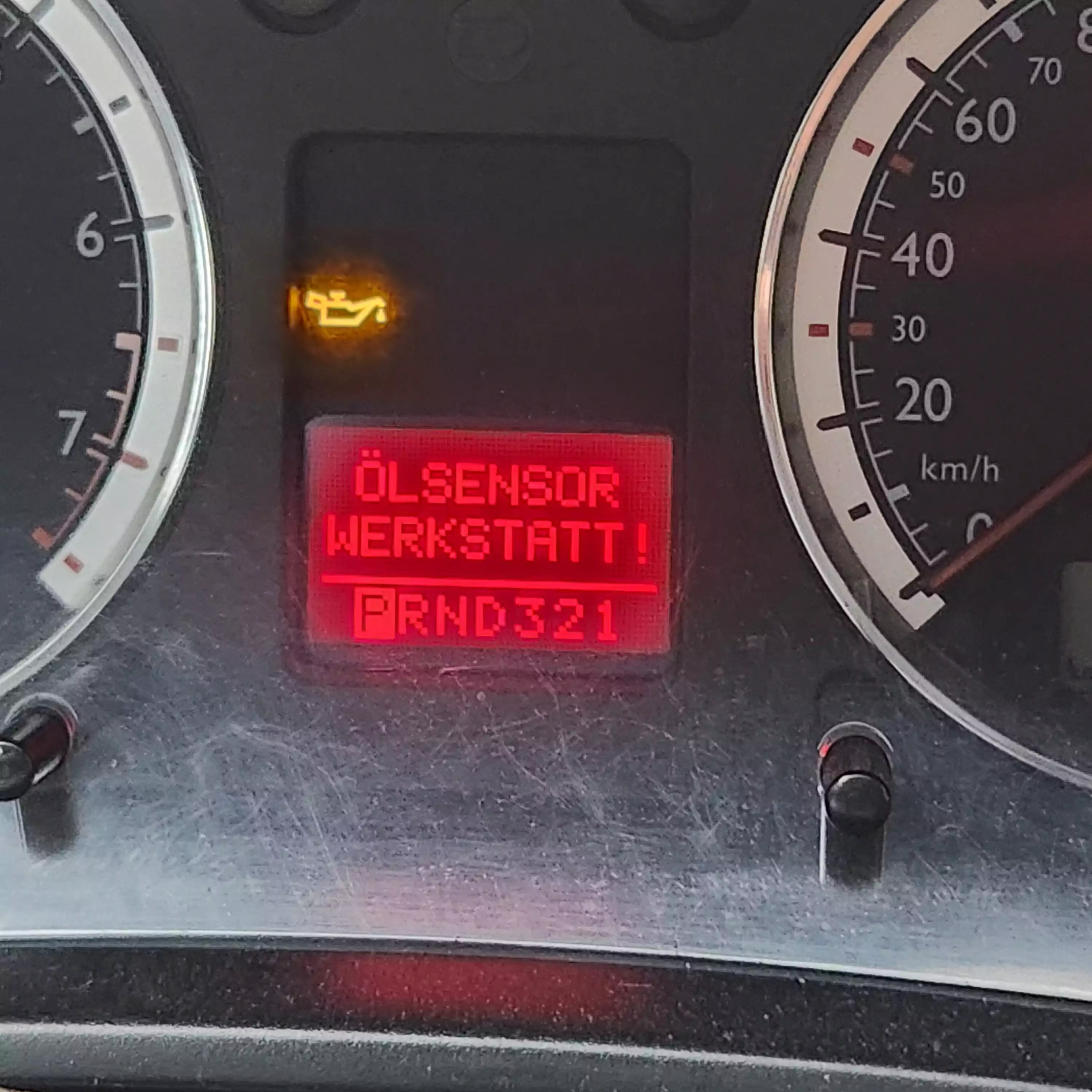 Oil-sensor warning on the instrument cluster.