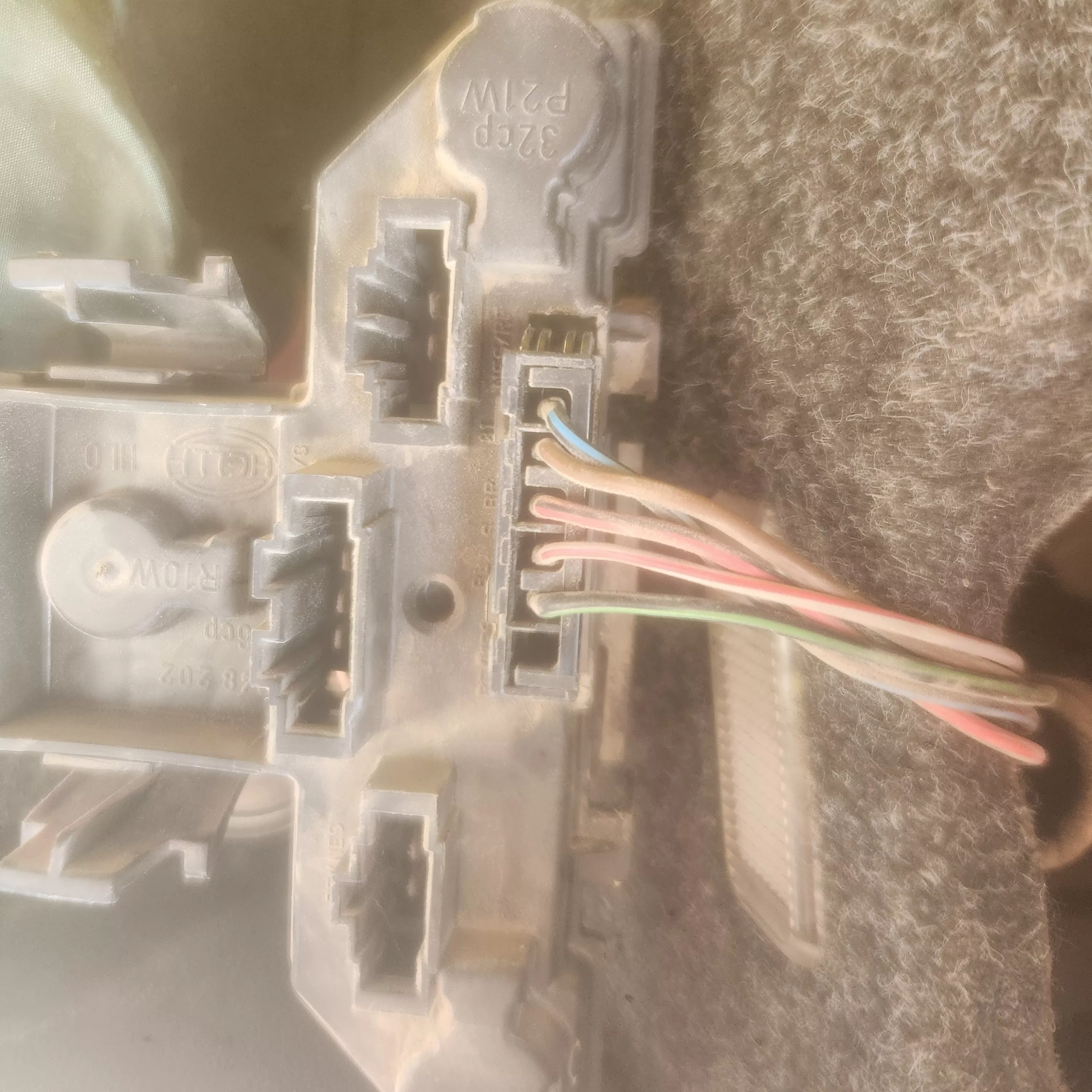 Hauptstecker der Lampenträgerplatte.