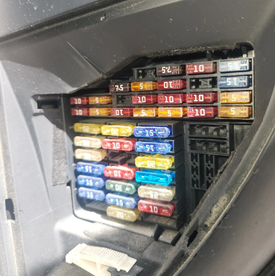 Cigarette lighter fuse and fuse box check.