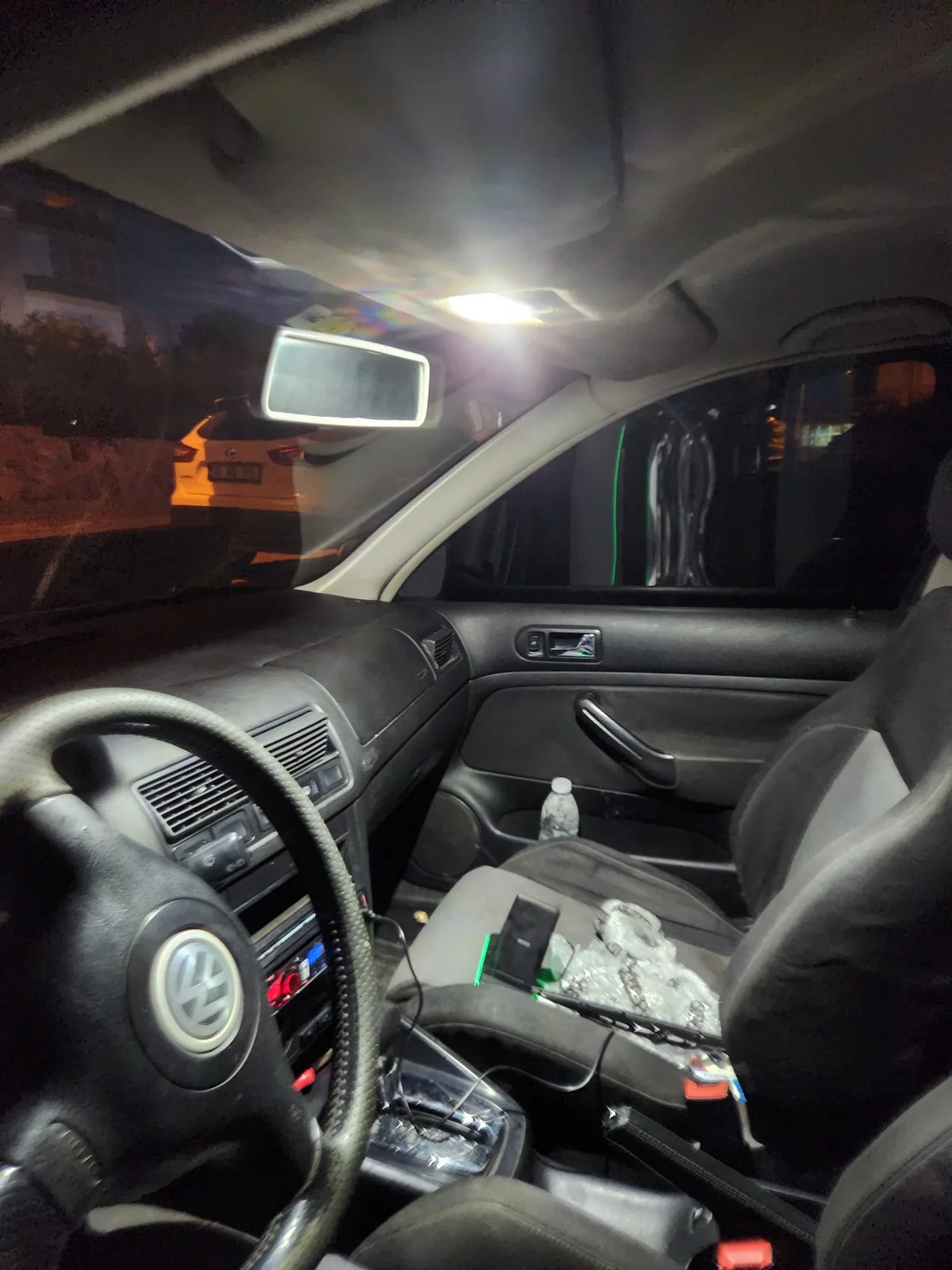 Replacement of the roof interior light.
