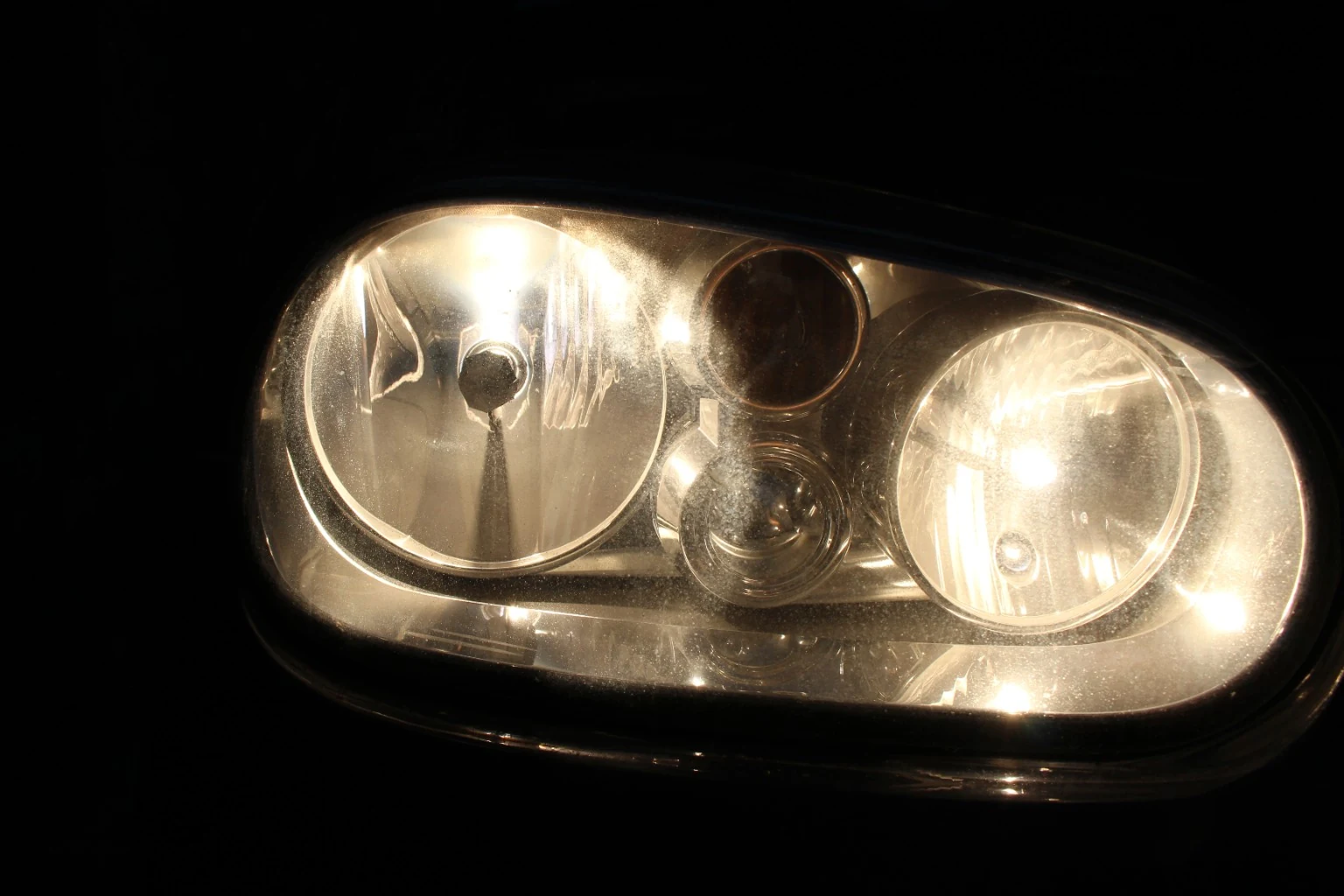 Nahaufnahme der erneuerten Frontbeleuchtung nach dem Einbau des neuen Halogen-Abblendlichts.
