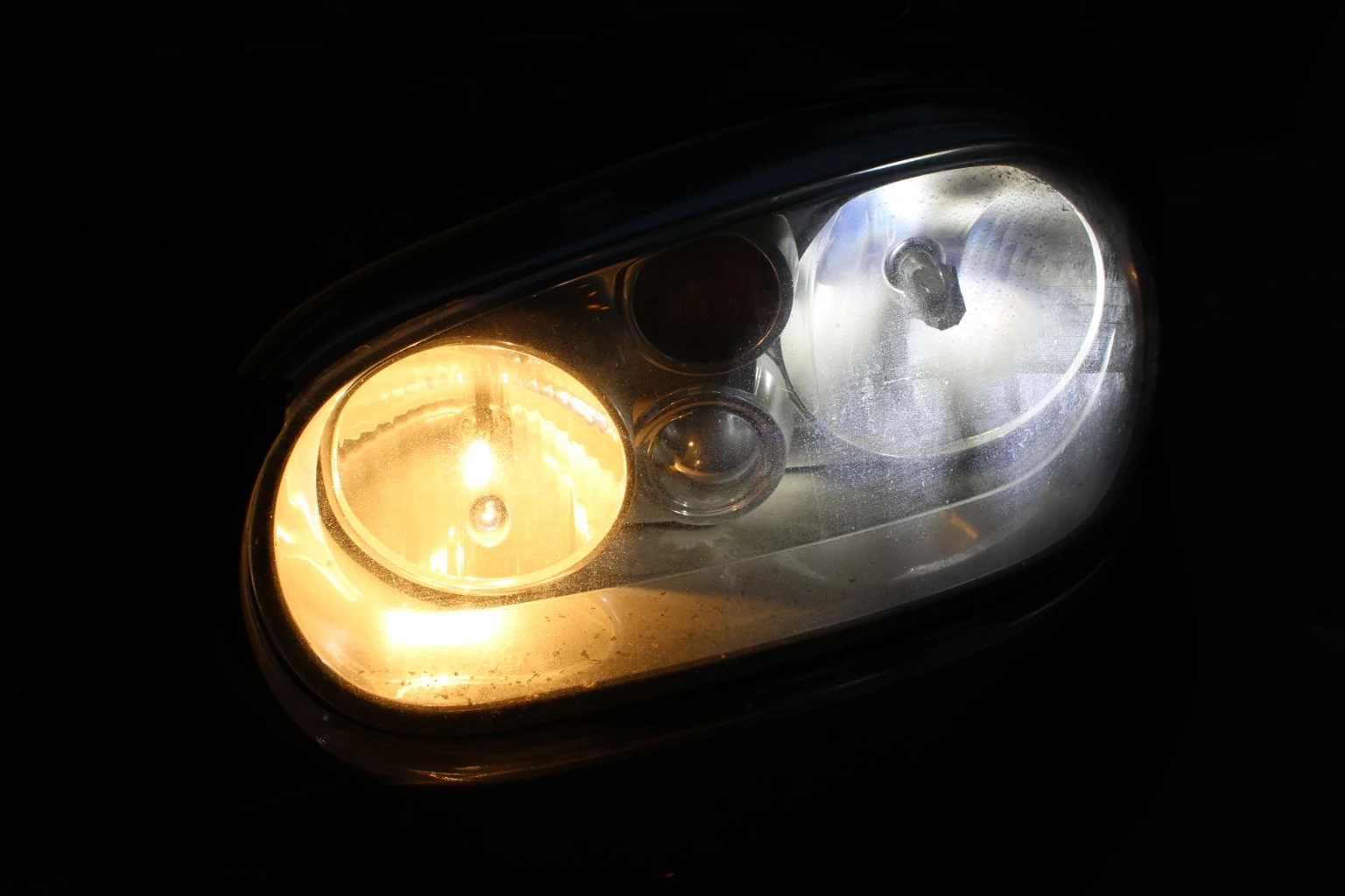 Nahaufnahme der Farbabstimmung zwischen erneuertem Standlicht und Abblendlicht.