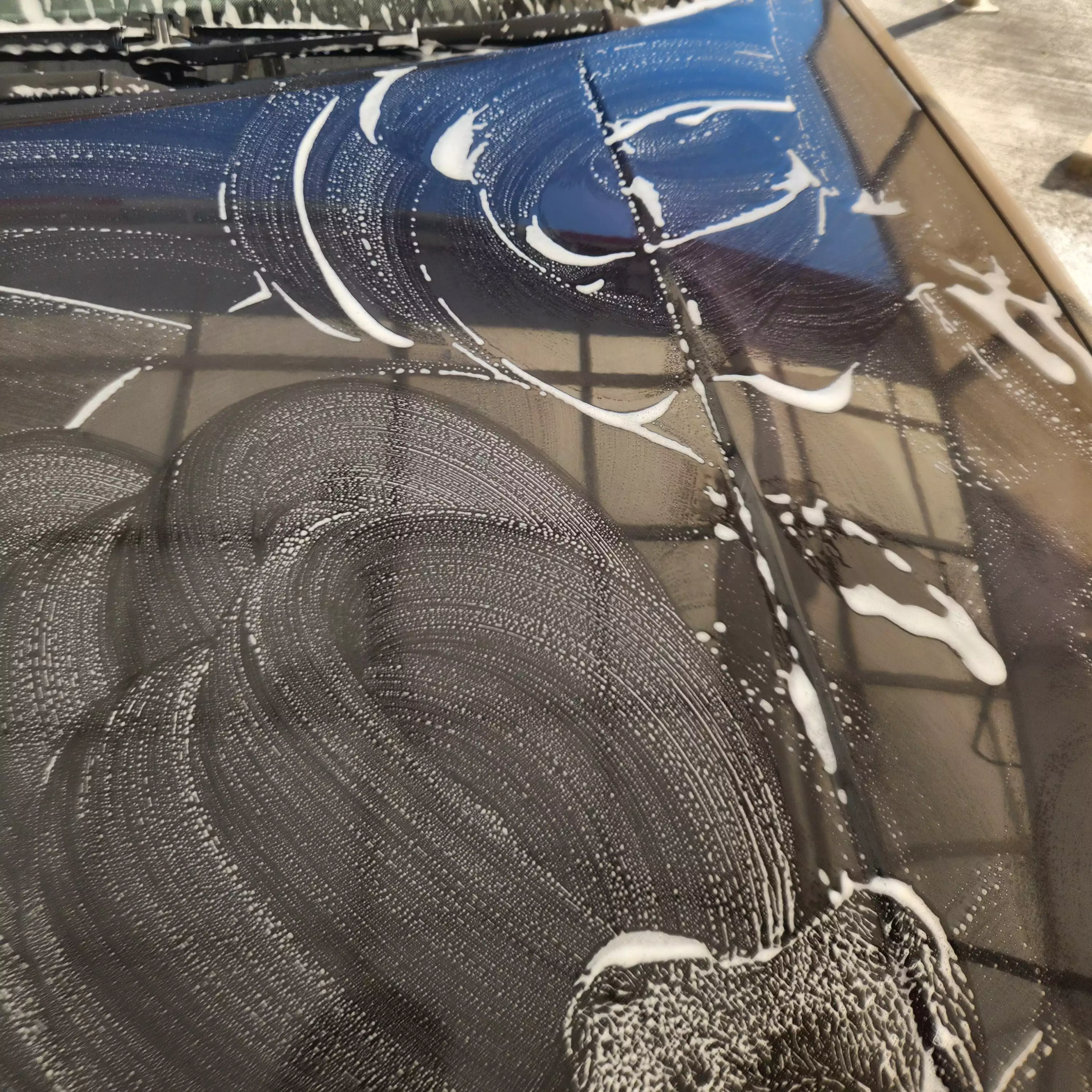 Mikrofiber eldiven ile temaslı yıkama.